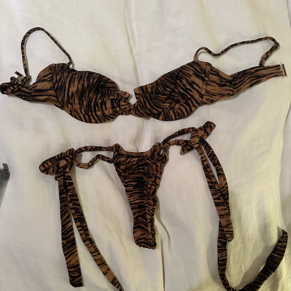 Indah bikini